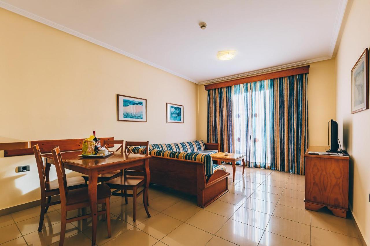 Grand Muthu Golf Plaza Hotel & Spa San Miguel de Abona Esterno foto A typical apartment