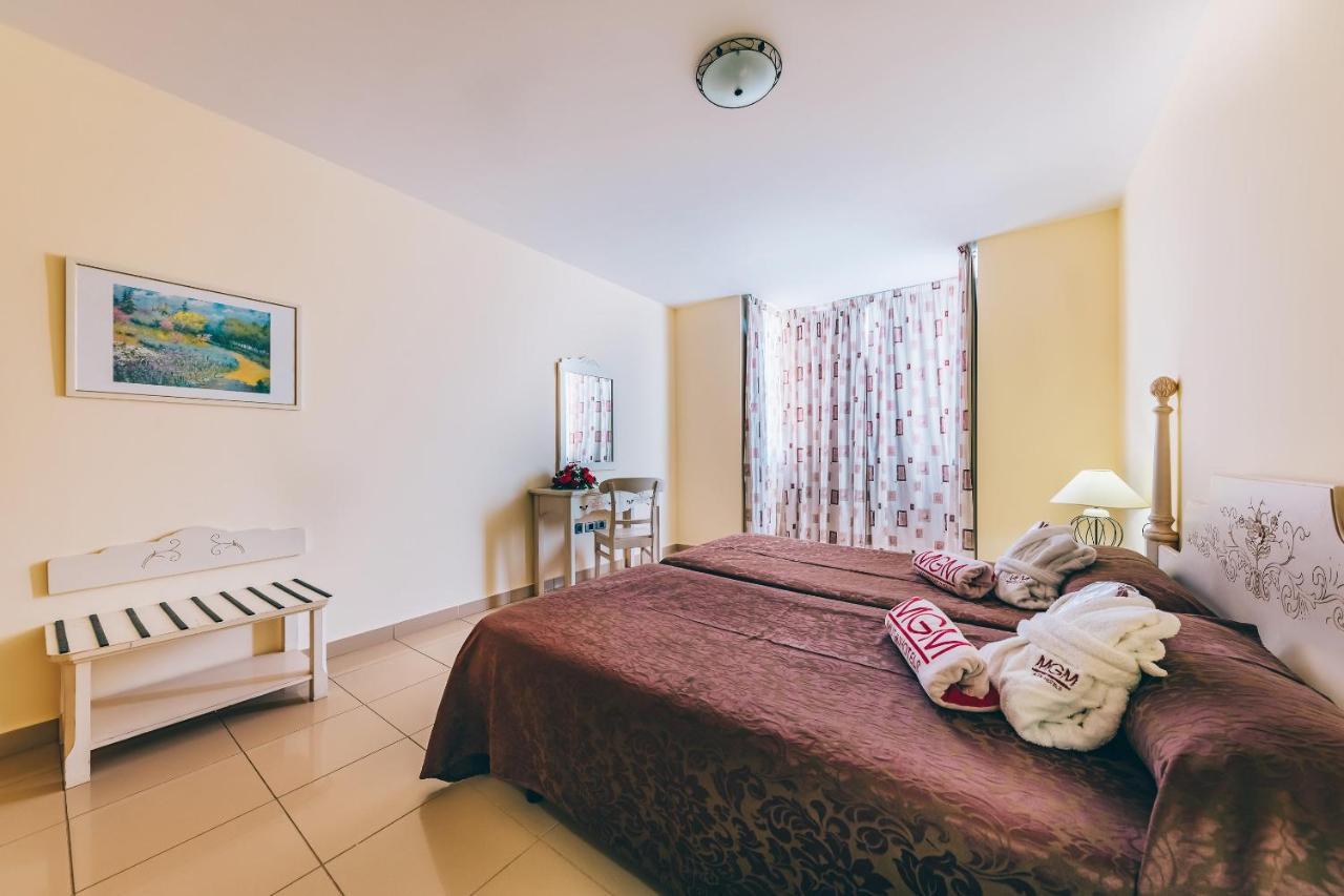 Grand Muthu Golf Plaza Hotel & Spa San Miguel de Abona Esterno foto A bedroom in a hotel