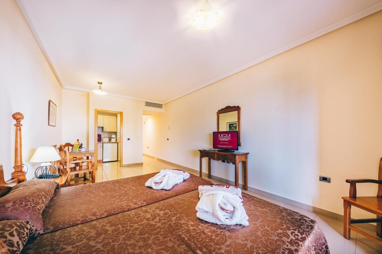 Grand Muthu Golf Plaza Hotel & Spa San Miguel de Abona Esterno foto A room at the hotel
