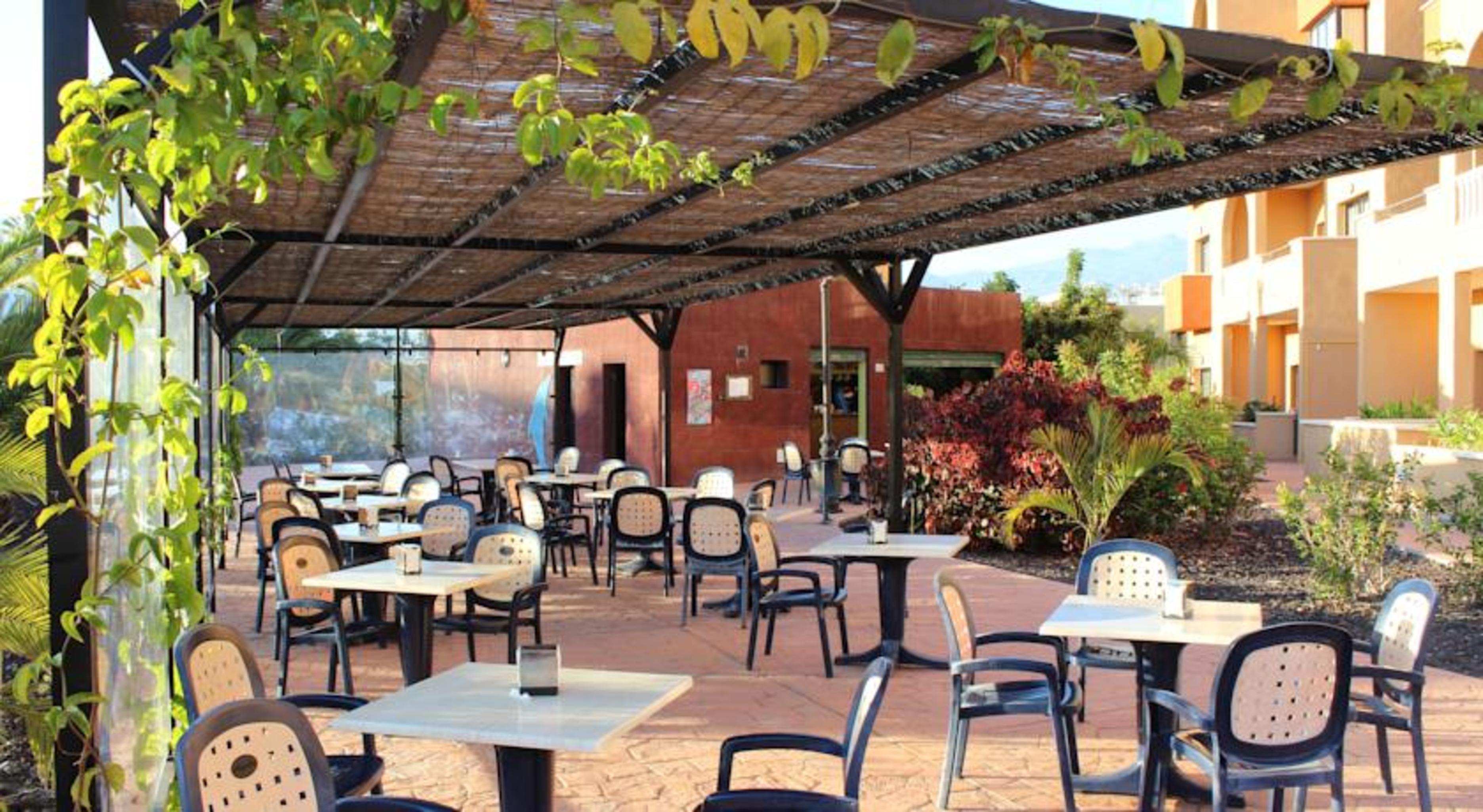 Grand Muthu Golf Plaza Hotel & Spa San Miguel de Abona Esterno foto The patio at the Santa Fe Opera