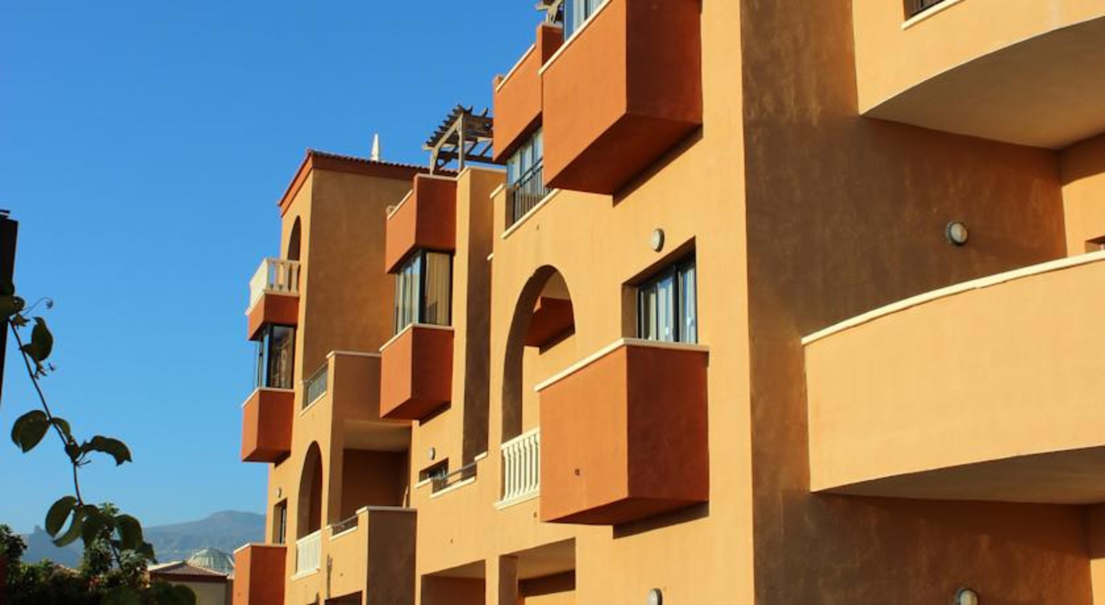 Grand Muthu Golf Plaza Hotel & Spa San Miguel de Abona Esterno foto Modern apartment building in Spain