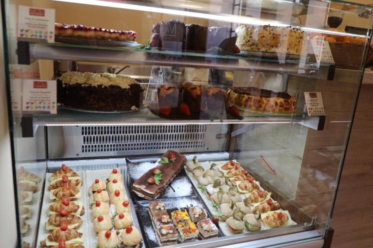 Grand Muthu Golf Plaza Hotel & Spa San Miguel de Abona Esterno foto A display of cakes at a bakery in Italy