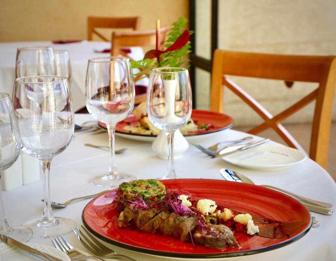 Grand Muthu Golf Plaza Hotel & Spa San Miguel de Abona Esterno foto A typical meal at a restaurant