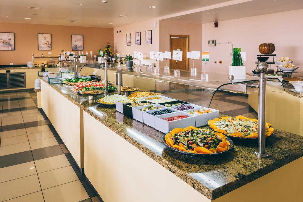 Grand Muthu Golf Plaza Hotel & Spa San Miguel de Abona Esterno foto A salad bar