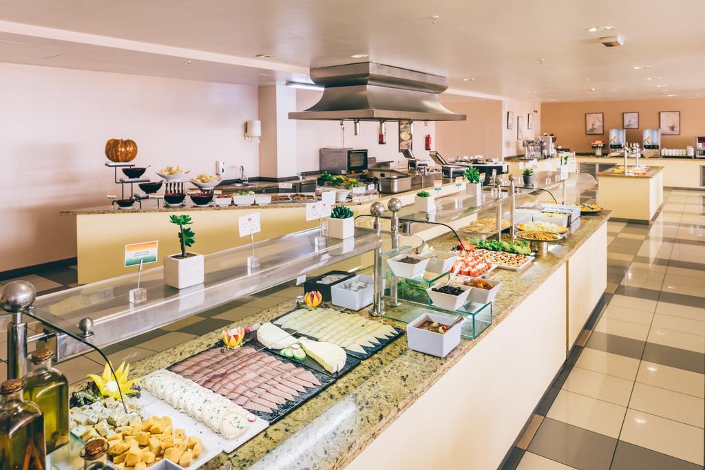 Grand Muthu Golf Plaza Hotel & Spa San Miguel de Abona Esterno foto A buffet at a hotel